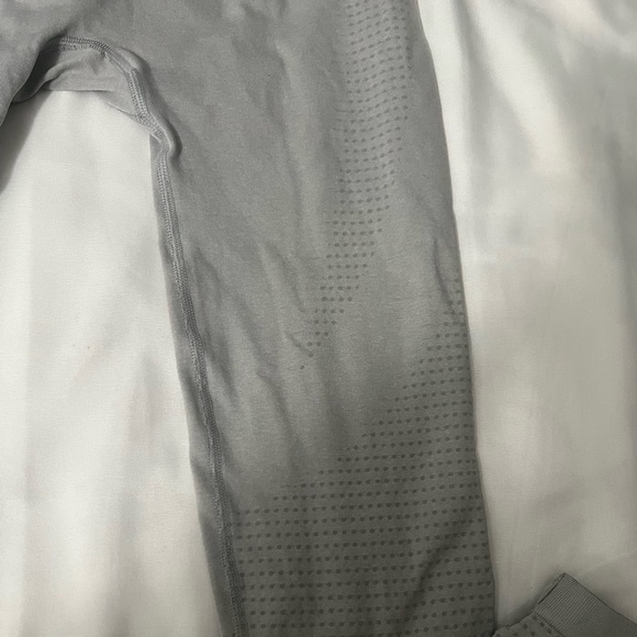 Women's Gymshark Light Gray Seamless Cropped Athletic Leggings Pants sz S - Picture 6 of 12